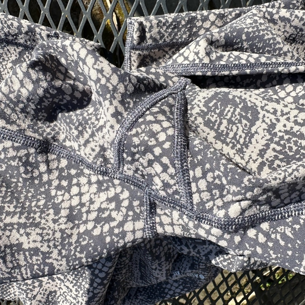Xl Athleta snakeskin print, 7/8 length leggings w 2 small side pockets. EUC - Picture 10 of 11